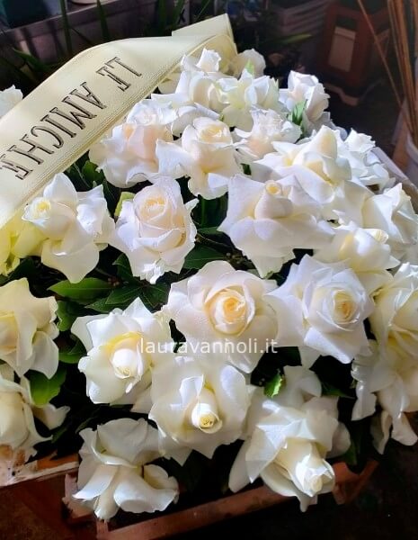 Cuore Funebre di Rose Bianche Cuore Funebre di Rose Bianche