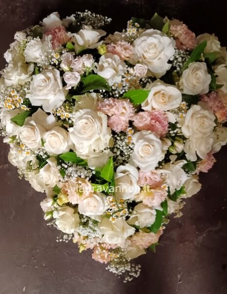 Cuore di Rose Bianche e rosa con gipsofila Cuore di Rose Bianche e rosa con gipsofila