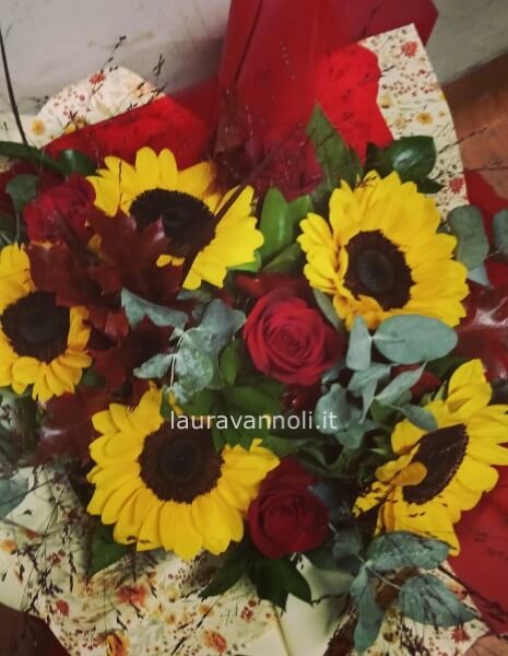 Bouquet girasoli e rose rosse Bouquet girasoli e rose rosse